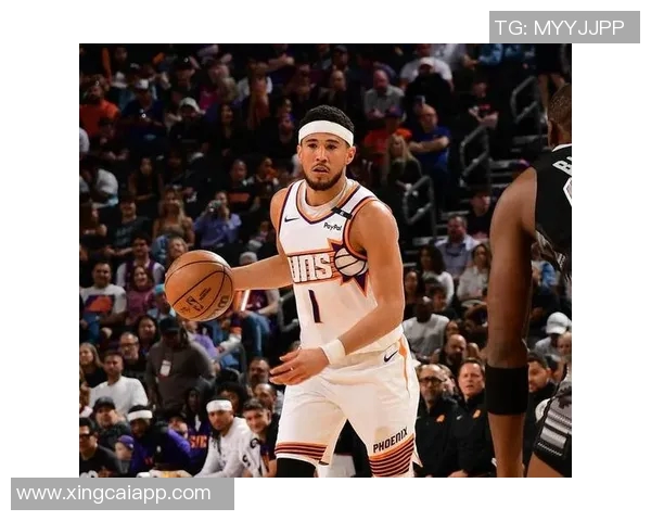 布克下半场狂砍29分却遗憾绝杀三分失手全场32分上半场表现惨淡仅得9中1