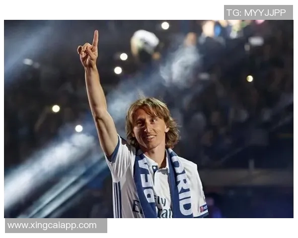 米兰2526赛季全家福揭晓阿莱格里与莫德里奇同框引热议 米兰2526赛季全家福揭晓阿莱格里与莫德里奇同框引热议