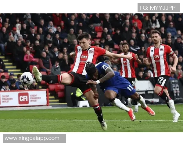 阿森纳球员提前布局拦截战术在中场线前的精彩表现