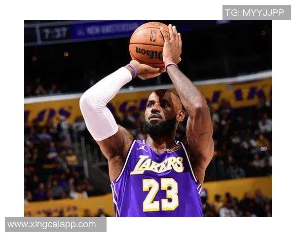 詹姆斯上半场表现平平8投3中三分命中率尚可拿下10分2篮板1助攻1抢断1盖帽 詹姆斯上半场表现平平8投3中三分命中率尚可拿下10分2篮板1助攻1抢断1盖帽